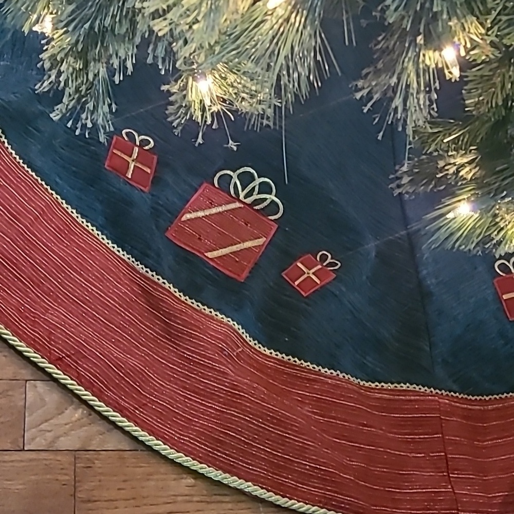 Tree skirt HOLIDAY GREEN‎ AND RED WITH GOLD ROPE TRIM CLASSY